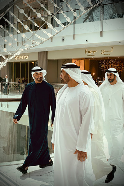 شاهد الشيخ محمد بن زايد خلال تجوّله بأحد مراكز دبي التجارية